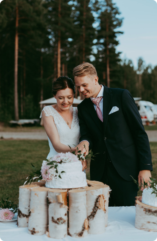 Hilda och Albin skär sin bröllopstårta